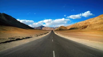 لغز التلال المغناطيسية.. لماذا تسير السيارات عكس الجاذبية في بعض المناطق الجبلية؟